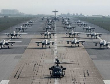 Βίντεο: «Elephant Walk» της USAF στην Ιαπωνία με HH-60 Pave Hawks, F-15 Eagles, E-3 Sentries και KC-135 Stratotankers
